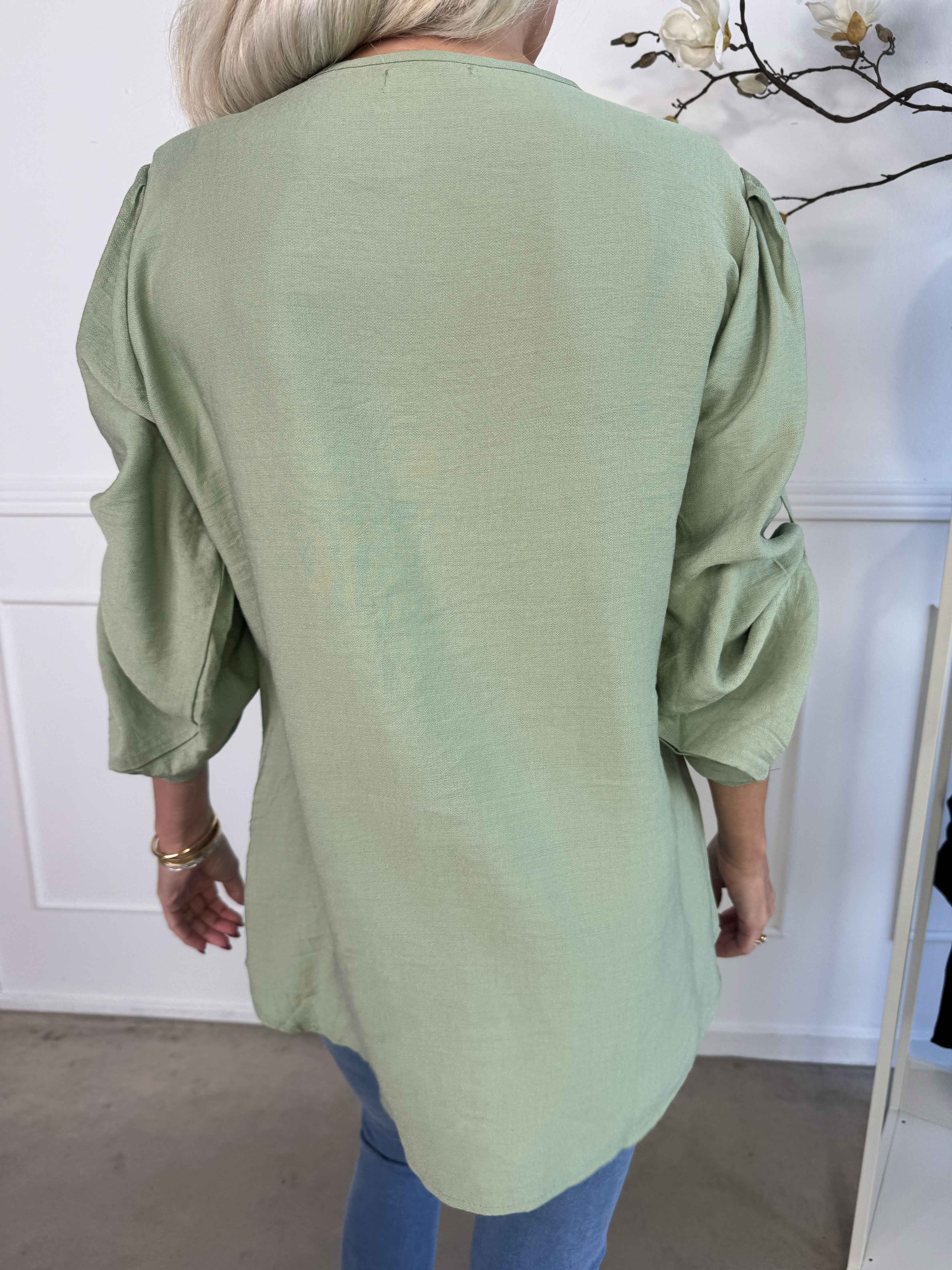 Gina - Bomullsblus med detaljerad v-ringning